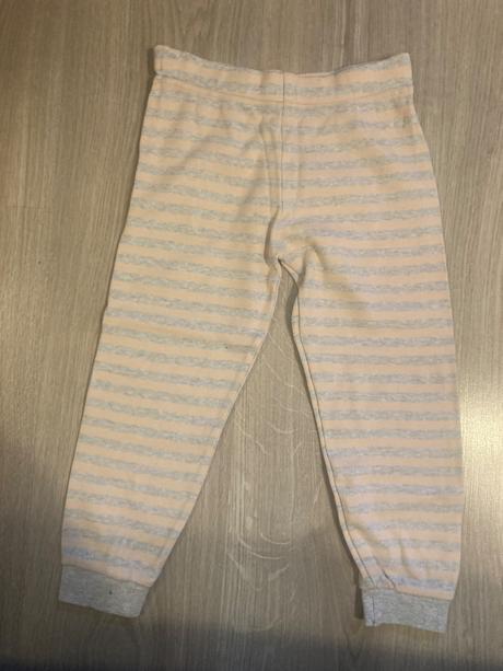 Pruhované tepláky, 104