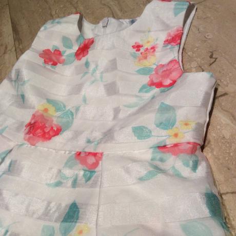 Slavnostní šaty s růžičkami, 86