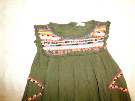 Luxusní khaki šaty s výšivkou a bambulkami, next,134