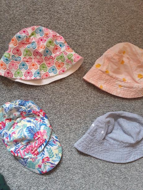 3x klobouk a kšiltovka i jednotlivě, 