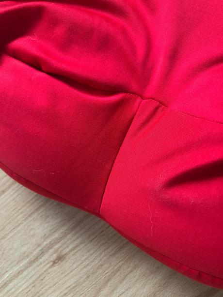 Cerveny polstarek ve tvaru srdce, 