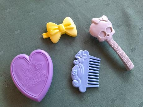 Hřebínky a sponky na panenku, koníky,