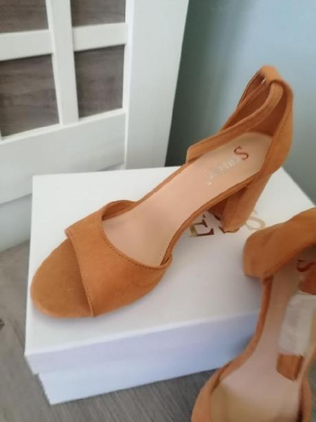 Hořčicové sandály, 36