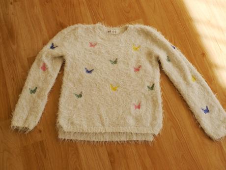 Chlupaty svetrik bily s motylky ve. 122/128, h&m,122