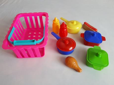 Dětský plastový košík s nádobím, 