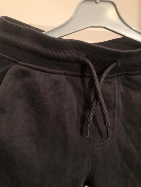 Černé tepláčky s kapsami a tkanicí, 122