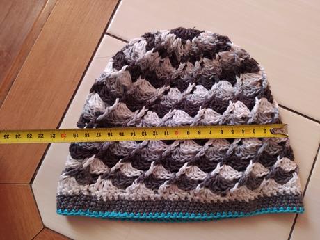 Dívčí háčkovaná čepice,