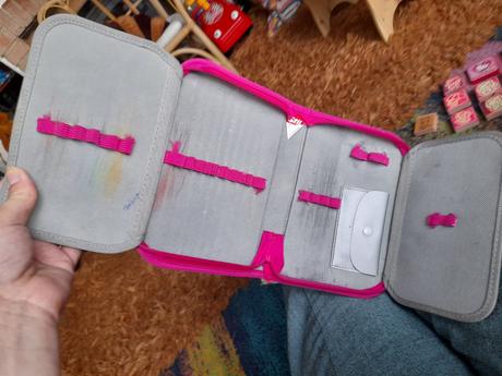 Penál still pro holčičku používaný,