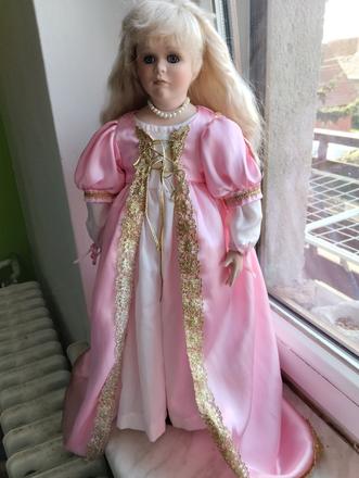 Značená porcelánová panenka, 