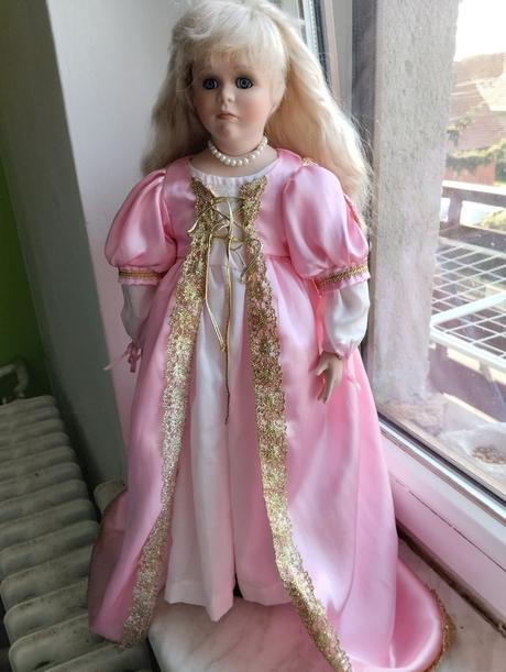 Značená porcelánová panenka,