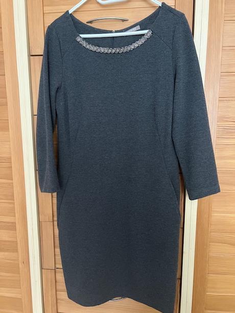 Dámské šaty s ozdobou u krku, orsay,m
