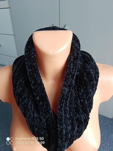 Nákrčník černý,