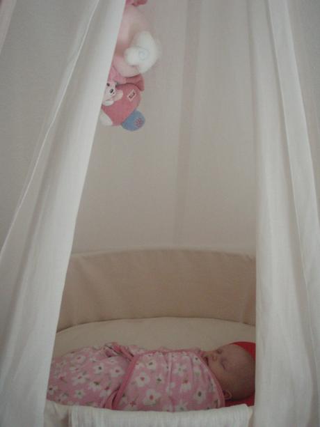 Pokojik pro mimi-kolebka leander,kreslo+policeikea,