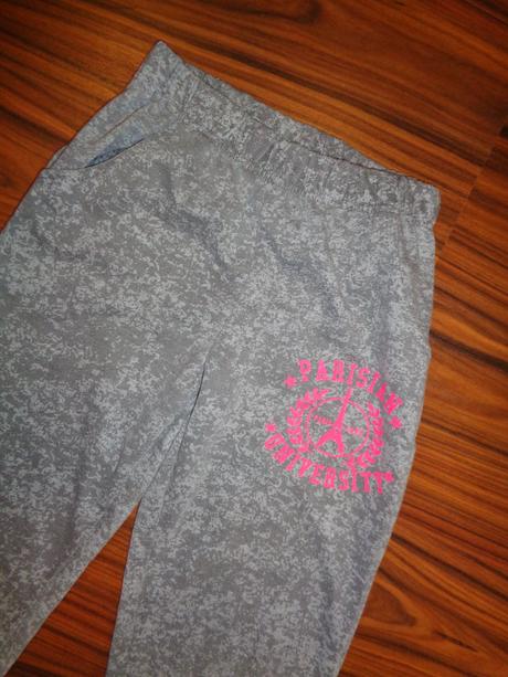 Pěkné šedé vzorované tepláky, 140