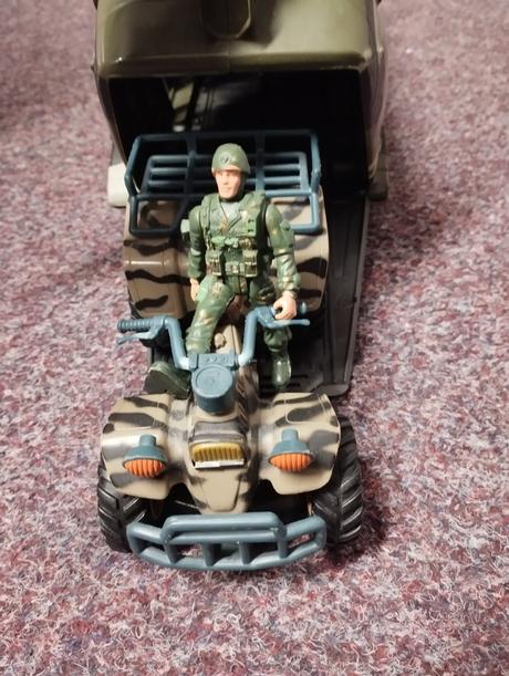 Vrtulník svítí a dělá zvuky, 