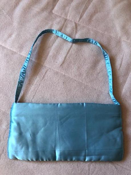 Tyrkysova kabelka latkova s koralky a s naramkem,