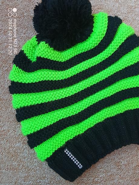 Čepice černo - neonová,