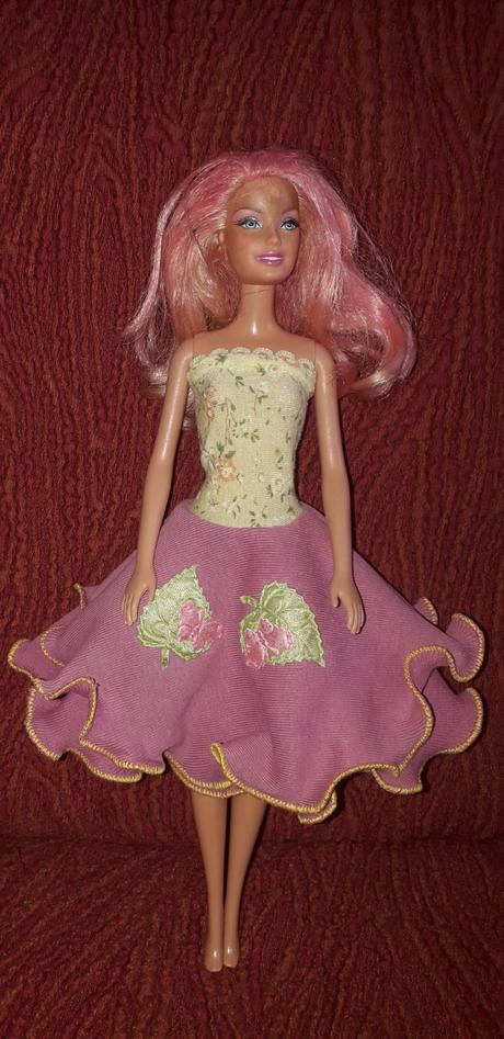Šatičky na barbie panenky,
