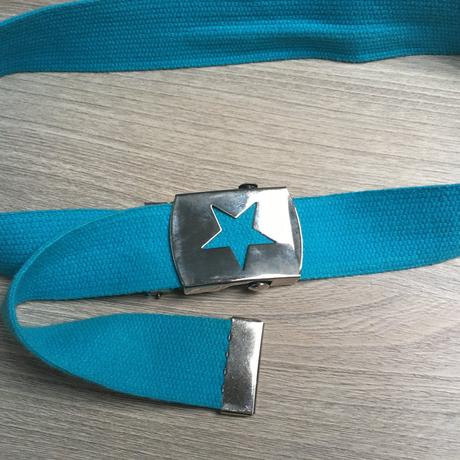 Opasek s kovovou sponou,