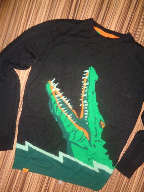 Měkoučký černý teplý svetr s krokodýlem cropp, l