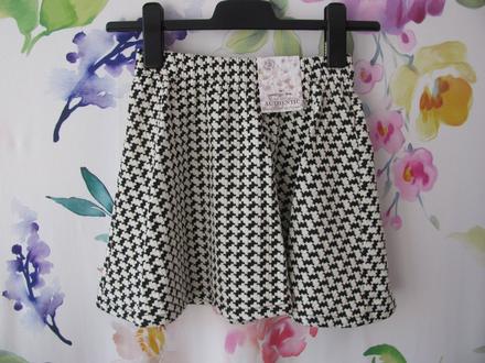 Dívčí elastická černobílá sukně, st. bernard,122