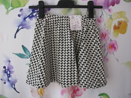 Dívčí elastická černobílá sukně, st. bernard,122