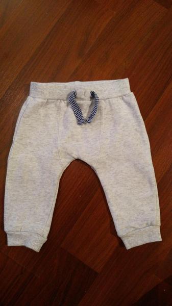 Jsou tyto tepláčky vhodné na 3 - 6 měsíců staré dítě?