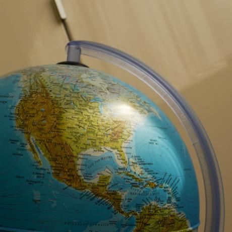 Globus svitici ve tme,