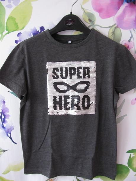 Tmavě šedé tričko s nápisem s flitrů, 140