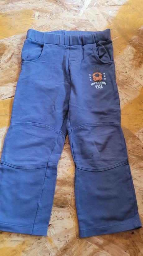 Tepláky, kšiltovka, sportovní taška a slipy, 104–116