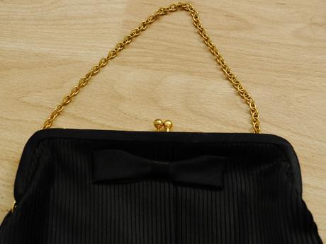 Kabelka na vecer se zlatym retizkem, 
