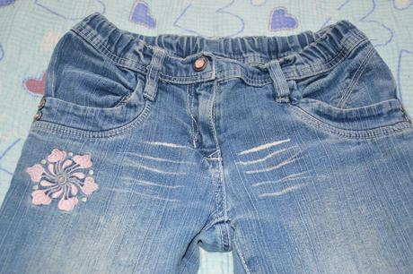 140 džíny s růžovou květinovou výšivkou, 140