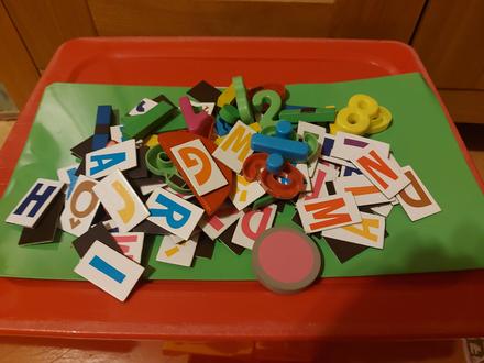 Plechová deska s písmenky a tvary, 