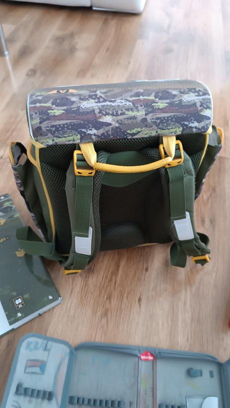 Aktovka, penál, desky stil a dřevěné počítadlo,