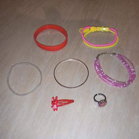 5 náramků, prsten, sponka, 