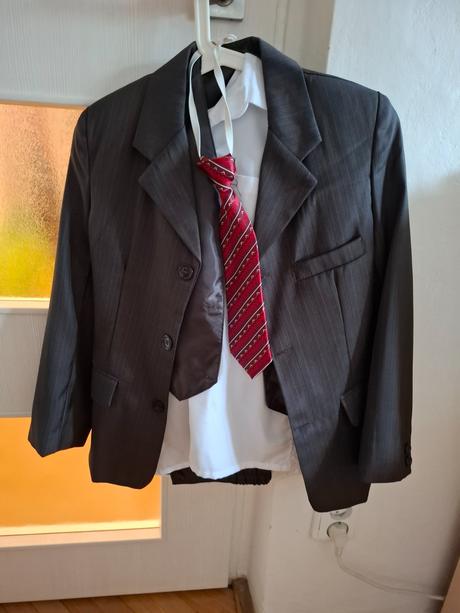 Chlapecky společenský oblek, 146