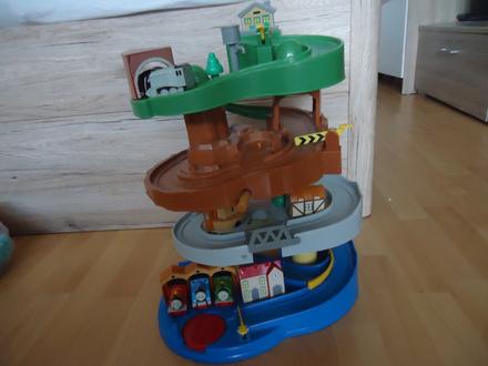 Dráha mašinek + 4 mašinky,