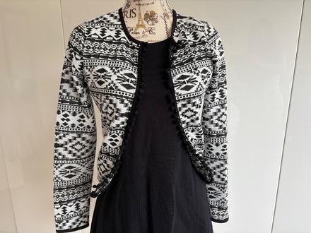 Bíločerné vzorované sako 34 ajc slabá bundička, 34