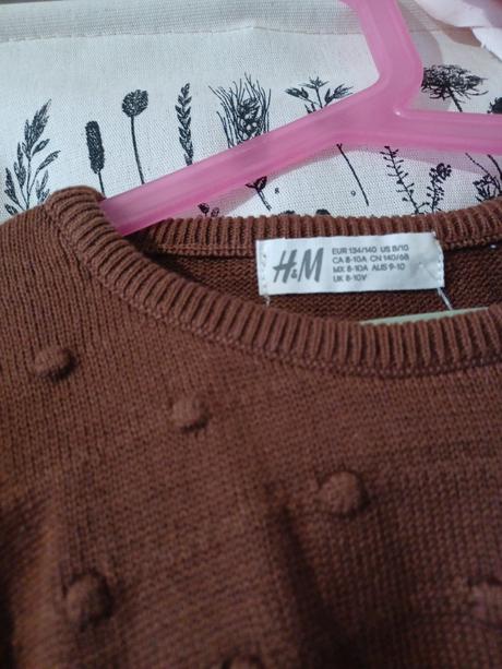 Hnědý svetr s bambulkami 134/140, h&m,140