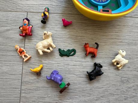 Retro otevírací krabička se zvířátky a figurkami,