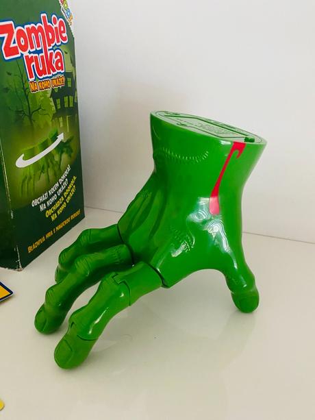 Společenská hra zombie ruka,