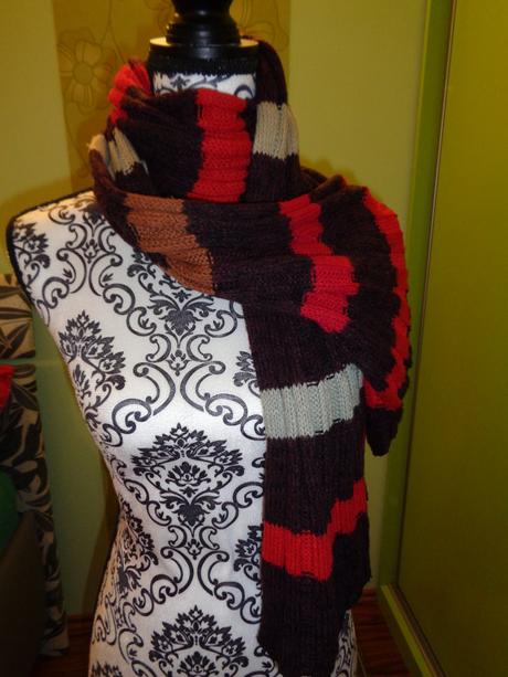 Krásná hnědočervená pruhovaná zimní šála,