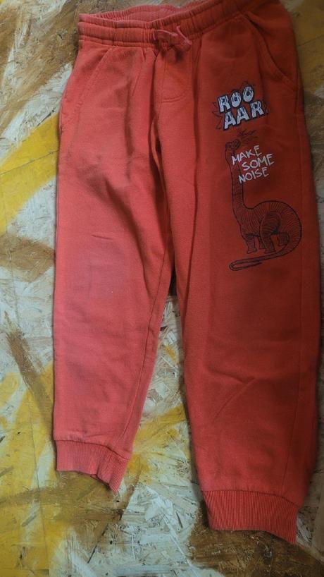 Trička, tepláky a džíny, 122–134