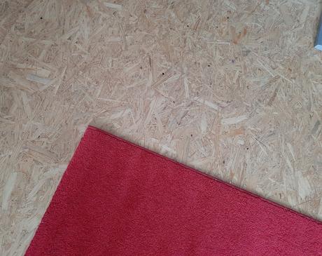 Dětský červený koberec se žirafkami,