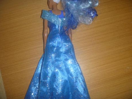 Barbie v modrých dlouhých šatech,