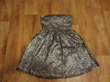Šaty se zlatými a stříbrnými puntíky, 146