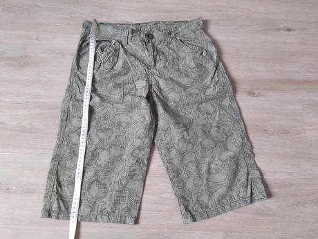 Zelené kraťasy s lebkami, 158