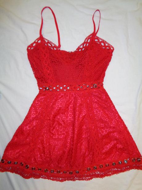 Luxusní červené šaty z přízové krajky, 34