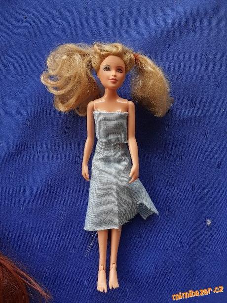 Panenka barbie v ušitých šatech dcerkou,