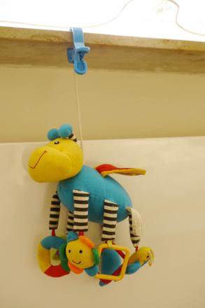 Plysova hracka chrastici na zaveseni,